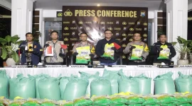 Polisi menunjukkan barang bukti beras SPHP yang diduga dikemas ulang dalam pengungkapan kasus di Kecamatan Beji, Kabupaten Pasuruan, Jumat (30/10/2026). (Dok. Ho/RadarBangsa.co.id)