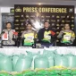 Polisi menunjukkan barang bukti beras SPHP yang diduga dikemas ulang dalam pengungkapan kasus di Kecamatan Beji, Kabupaten Pasuruan, Jumat (30/10/2026). (Dok. Ho/RadarBangsa.co.id)