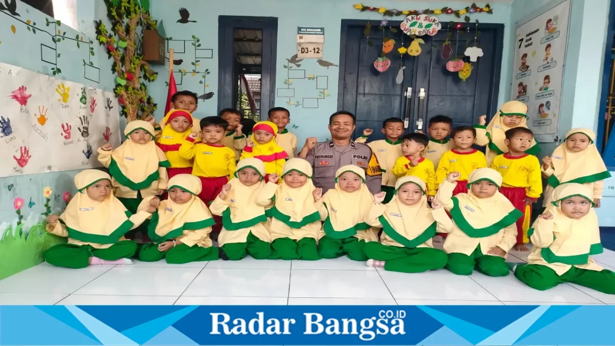 Polisi memberikan edukasi pencegahan bullying kepada siswa TK Aisyiyah 2 Tikung, Perum GPI, Desa Takeranklating, Kecamatan Tikung, Kabupaten Lamongan, Kamis (8/10/2026). (Dok. Ho/RadarBangsa.co.id)