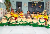 Polisi memberikan edukasi pencegahan bullying kepada siswa TK Aisyiyah 2 Tikung, Perum GPI, Desa Takeranklating, Kecamatan Tikung, Kabupaten Lamongan, Kamis (8/10/2026). (Dok. Ho/RadarBangsa.co.id)