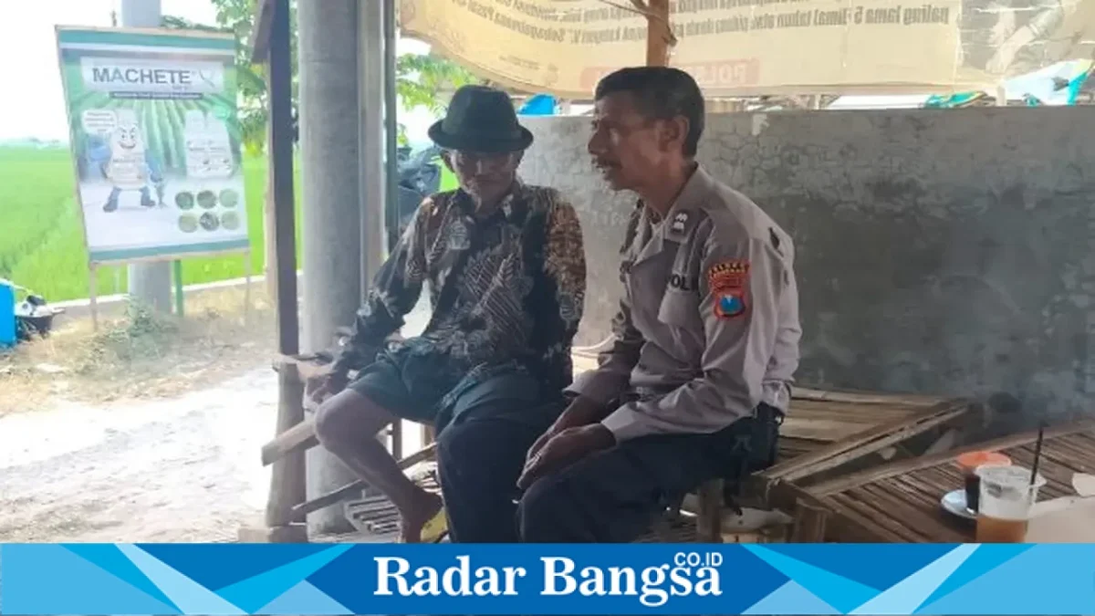 Petugas kepolisian saat melaksanakan patroli dialogis dan Harkamtibmas bersama masyarakat Desa Pesanggrahan, Rabu (30/9/2026). (Dok. Ho/RadarBangsa.co.id)