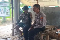 Petugas kepolisian saat melaksanakan patroli dialogis dan Harkamtibmas bersama masyarakat Desa Pesanggrahan, Rabu (30/9/2026). (Dok. Ho/RadarBangsa.co.id)