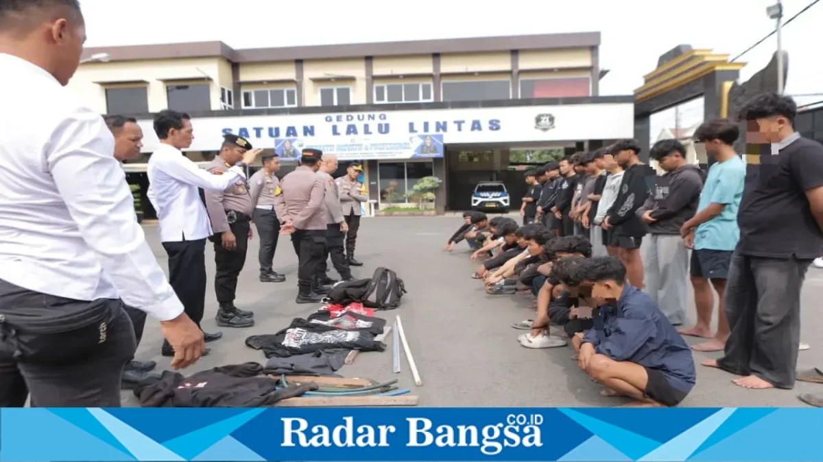 Polisi mengamankan 26 pemuda yang diduga hendak tawuran di wilayah Karanggeneng, Lamongan. (Dok. Ho/Polres Lamongan/RadarBangsa.co.id).