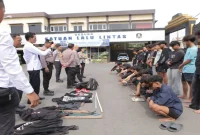 Polisi mengamankan 26 pemuda yang diduga hendak tawuran di wilayah Karanggeneng, Lamongan. (Dok. Ho/Polres Lamongan/RadarBangsa.co.id).