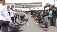 Polisi mengamankan 26 pemuda yang diduga hendak tawuran di wilayah Karanggeneng, Lamongan. (Dok. Ho/Polres Lamongan/RadarBangsa.co.id).
