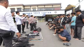 Polisi mengamankan 26 pemuda yang diduga hendak tawuran di wilayah Karanggeneng, Lamongan. (Dok. Ho/Polres Lamongan/RadarBangsa.co.id).
