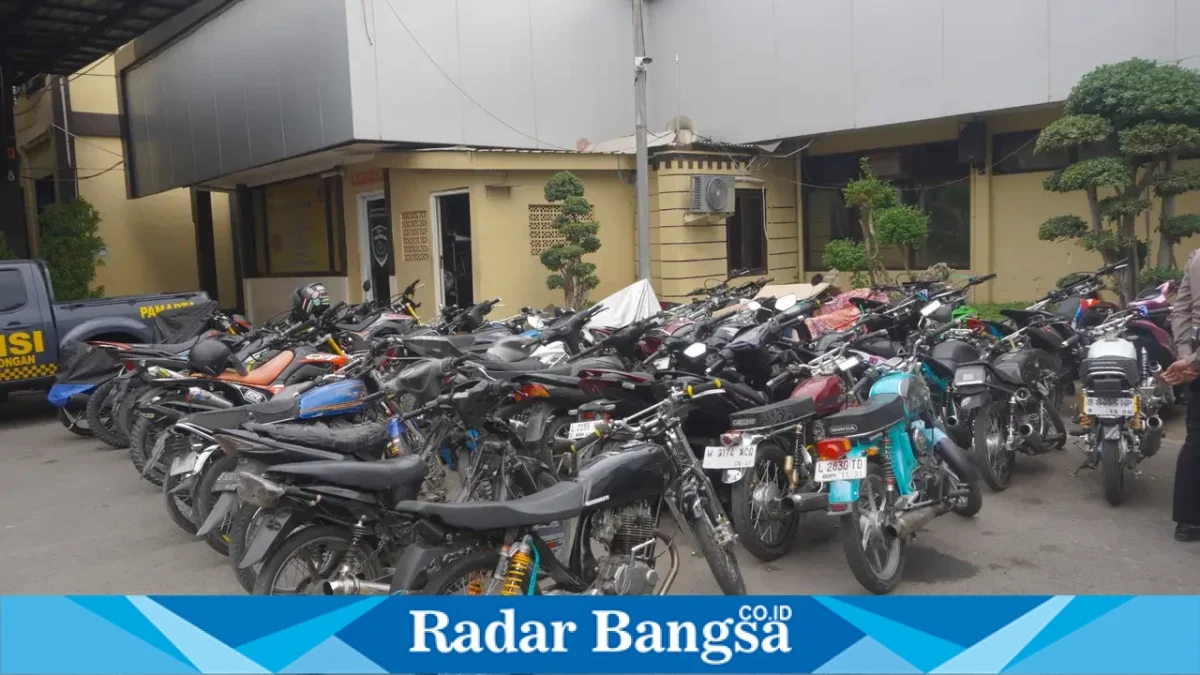 Petugas Poolers Lamongan saat melakukan penindakan terhadap sepeda motor yang menggunakan knalpot tidak sesuai spesifikasi teknis dalam kegiatan KRYD di Kabupaten Lamongan. (Dok. Ho/RadarBangsa.co.id)