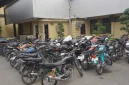 Petugas Poolers Lamongan saat melakukan penindakan terhadap sepeda motor yang menggunakan knalpot tidak sesuai spesifikasi teknis dalam kegiatan KRYD di Kabupaten Lamongan. (Dok. Ho/RadarBangsa.co.id)