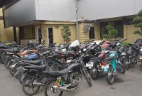 Petugas Poolers Lamongan saat melakukan penindakan terhadap sepeda motor yang menggunakan knalpot tidak sesuai spesifikasi teknis dalam kegiatan KRYD di Kabupaten Lamongan. (Dok. Ho/RadarBangsa.co.id)