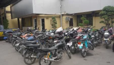 Petugas Poolers Lamongan saat melakukan penindakan terhadap sepeda motor yang menggunakan knalpot tidak sesuai spesifikasi teknis dalam kegiatan KRYD di Kabupaten Lamongan. (Dok. Ho/RadarBangsa.co.id)