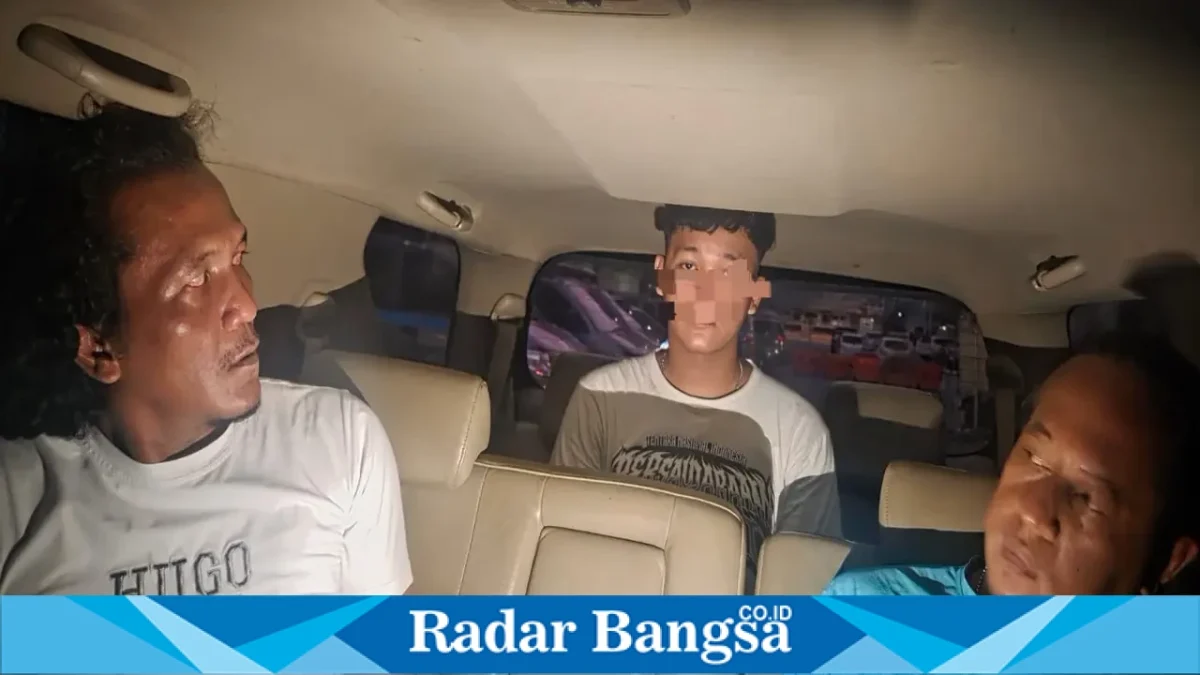 Terduga pelaku penusukan di Kecamatan Kalitengah, Lamongan, saat diamankan petugas untuk menjalani pemeriksaan lebih lanjut. (Dok. Ho/Polres Lamongan)