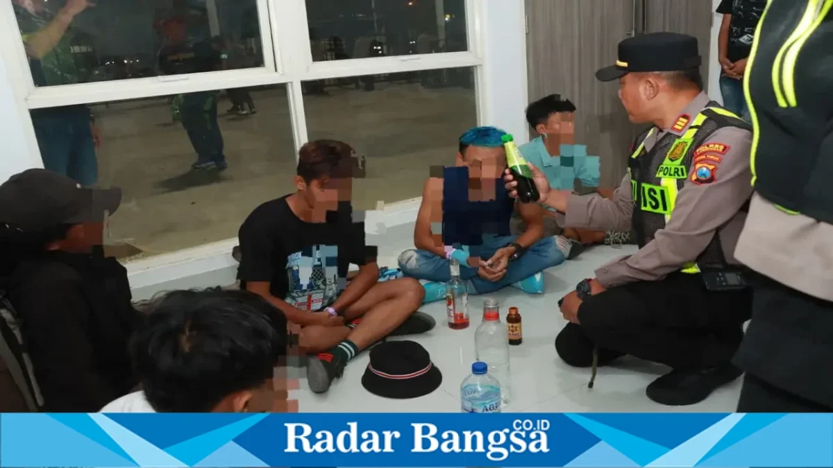 Petugas Polres Lamongan melakukan pengamanan dan sterilisasi Stadion Surajaya menjelang pertandingan Persela Lamongan melawan Persipura Jayapura, Sabtu (31/10/2026). (Dok. Humas Polres Lamongan)
