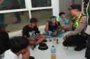 Petugas Polres Lamongan melakukan pengamanan dan sterilisasi Stadion Surajaya menjelang pertandingan Persela Lamongan melawan Persipura Jayapura, Sabtu (31/10/2026). (Dok. Humas Polres Lamongan)