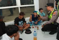Petugas Polres Lamongan melakukan pengamanan dan sterilisasi Stadion Surajaya menjelang pertandingan Persela Lamongan melawan Persipura Jayapura, Sabtu (31/10/2026). (Dok. Humas Polres Lamongan)