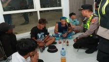 Petugas Polres Lamongan melakukan pengamanan dan sterilisasi Stadion Surajaya menjelang pertandingan Persela Lamongan melawan Persipura Jayapura, Sabtu (31/10/2026). (Dok. Humas Polres Lamongan)