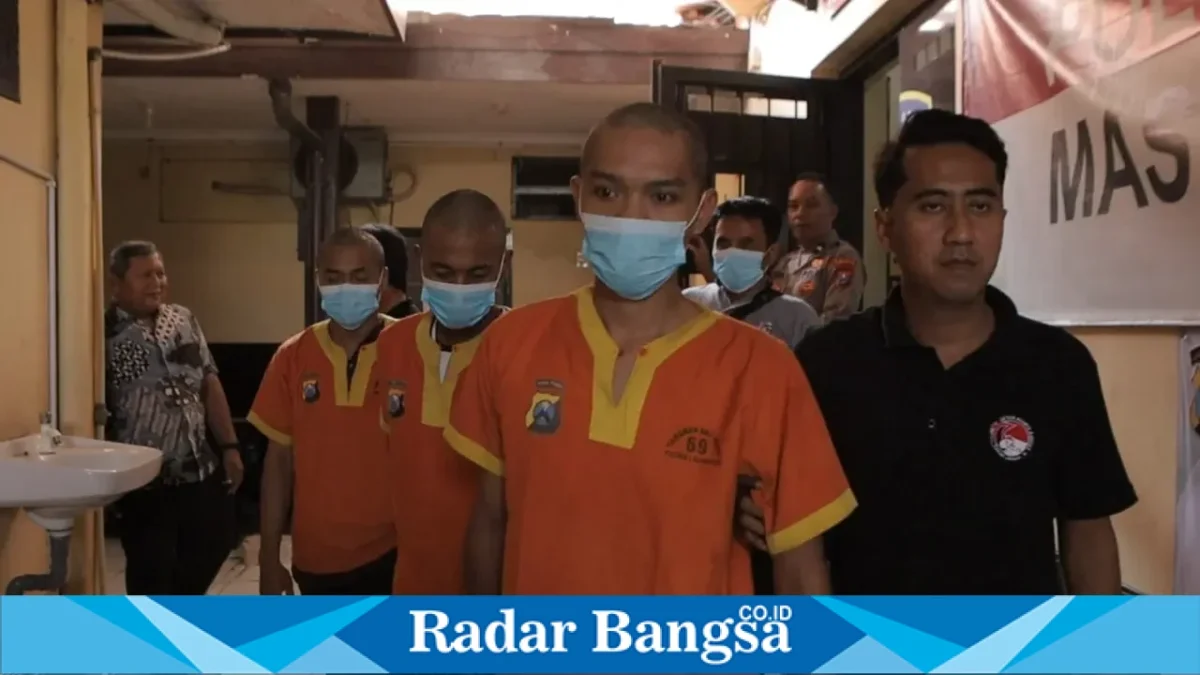 Para tersangka dalam kasus narkotika saat mengikuti rilis pengungkapan lima kasus narkotika oleh Polres Lamongan selama September 2026 di Lamongan, Jumat (2/10/2026).