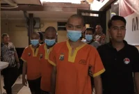 Para tersangka dalam kasus narkotika saat mengikuti rilis pengungkapan lima kasus narkotika oleh Polres Lamongan selama September 2026 di Lamongan, Jumat (2/10/2026).