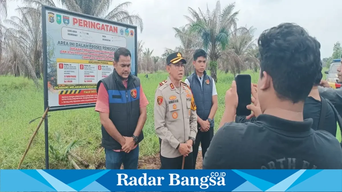 Kapolres Pelalawan bersama personel saat kegiatan pemasangan plang peringatan di areal bekas karhutla di Desa Rantau Baru, Kecamatan Pangkalan Kerinci, Kamis (29/10/2026). (Dok. Ho/RadarBangsa.co.id)