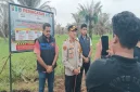 Kapolres Pelalawan bersama personel saat kegiatan pemasangan plang peringatan di areal bekas karhutla di Desa Rantau Baru, Kecamatan Pangkalan Kerinci, Kamis (29/10/2026). (Dok. Ho/RadarBangsa.co.id)