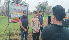 Kapolres Pelalawan bersama personel saat kegiatan pemasangan plang peringatan di areal bekas karhutla di Desa Rantau Baru, Kecamatan Pangkalan Kerinci, Kamis (29/10/2026). (Dok. Ho/RadarBangsa.co.id)