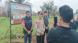 Kapolres Pelalawan bersama personel saat kegiatan pemasangan plang peringatan di areal bekas karhutla di Desa Rantau Baru, Kecamatan Pangkalan Kerinci, Kamis (29/10/2026). (Dok. Ho/RadarBangsa.co.id)