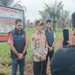 Kapolres Pelalawan bersama personel saat kegiatan pemasangan plang peringatan di areal bekas karhutla di Desa Rantau Baru, Kecamatan Pangkalan Kerinci, Kamis (29/10/2026). (Dok. Ho/RadarBangsa.co.id)