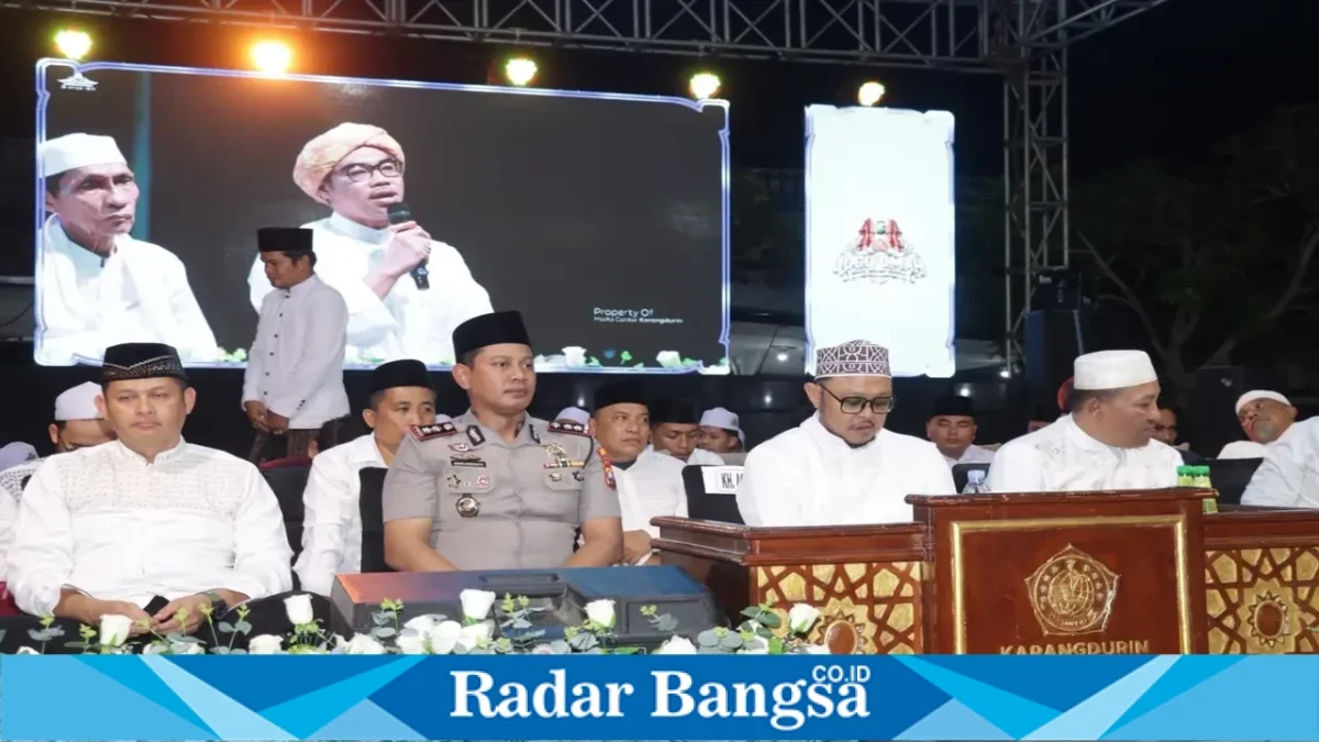 Kegiatan doa kebangsaan di halaman Mapolres Sampang, Selasa (20/10/2026), dihadiri unsur Forkopimda, alim ulama, tokoh masyarakat, santri, dan pelajar. (Dok. Ho/RadarBangsa.co.id)