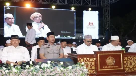 Kegiatan doa kebangsaan di halaman Mapolres Sampang, Selasa (20/10/2026), dihadiri unsur Forkopimda, alim ulama, tokoh masyarakat, santri, dan pelajar. (Dok. Ho/RadarBangsa.co.id)