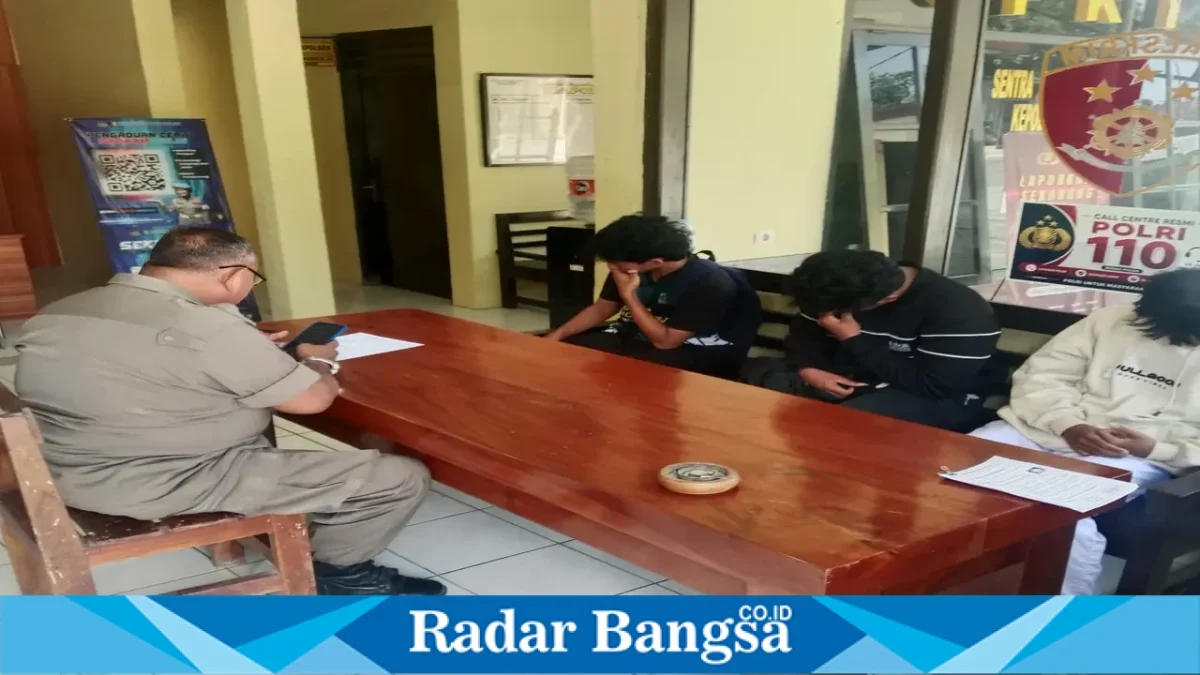 Polsek Laren bersama Satpol PP Kecamatan Laren saat melakukan patroli dan menertibkan pelajar yang bolos sekolah, Rabu (30/9/2026). (Dok. Ho/RadarBangsa.co.id)