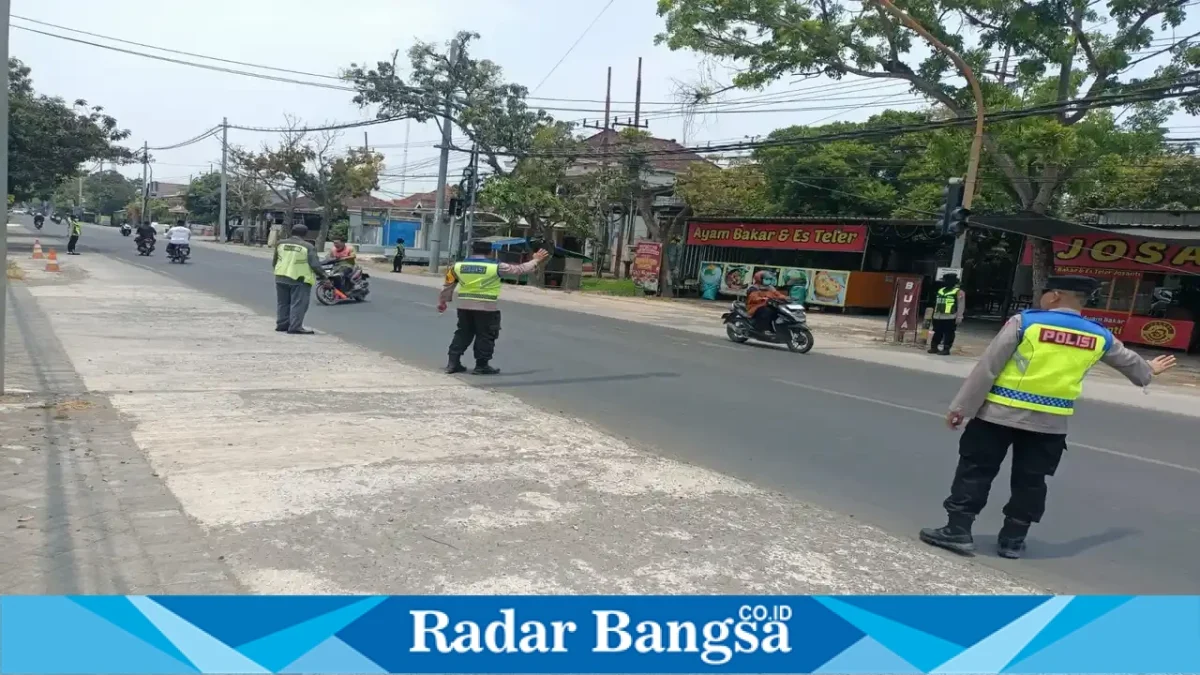 Personel Polsek Tikung melaksanakan pengamanan Salat Jumat di Masjid Namira, Desa Jotosanur, Kecamatan Tikung, Kabupaten Lamongan, Jumat (9/10/2026). (Dok. Ho/RadarBangsa.co.id)