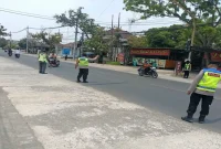 Personel Polsek Tikung melaksanakan pengamanan Salat Jumat di Masjid Namira, Desa Jotosanur, Kecamatan Tikung, Kabupaten Lamongan, Jumat (9/10/2026). (Dok. Ho/RadarBangsa.co.id)