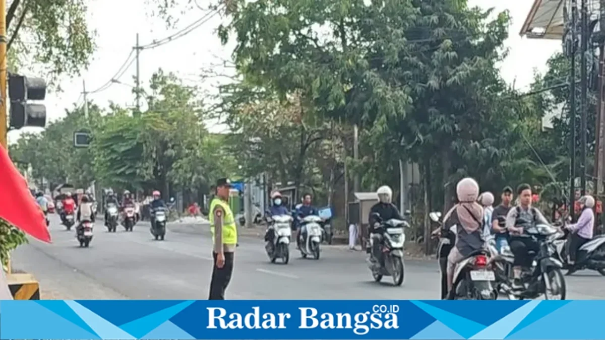 Personel Polsek Tikung saat melaksanakan Commander Wish pagi di tiga titik wilayah Kecamatan Tikung, Kabupaten Lamongan, Rabu (7/10/2026). (Dok. Ho/RadarBangsa.co.id)