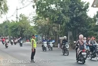 Personel Polsek Tikung saat melaksanakan Commander Wish pagi di tiga titik wilayah Kecamatan Tikung, Kabupaten Lamongan, Rabu (7/10/2026). (Dok. Ho/RadarBangsa.co.id)