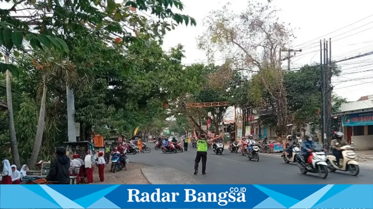 Personel Polsek Tikung saat melaksanakan pengaturan lalu lintas dalam kegiatan Commanderwish Pagi di tiga titik wilayah Tikung, Lamongan, Senin (5/10/2026). (Dok. Ho/RadarBangsa.co.id)