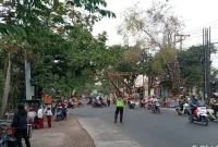 Personel Polsek Tikung saat melaksanakan pengaturan lalu lintas dalam kegiatan Commanderwish Pagi di tiga titik wilayah Tikung, Lamongan, Senin (5/10/2026). (Dok. Ho/RadarBangsa.co.id)