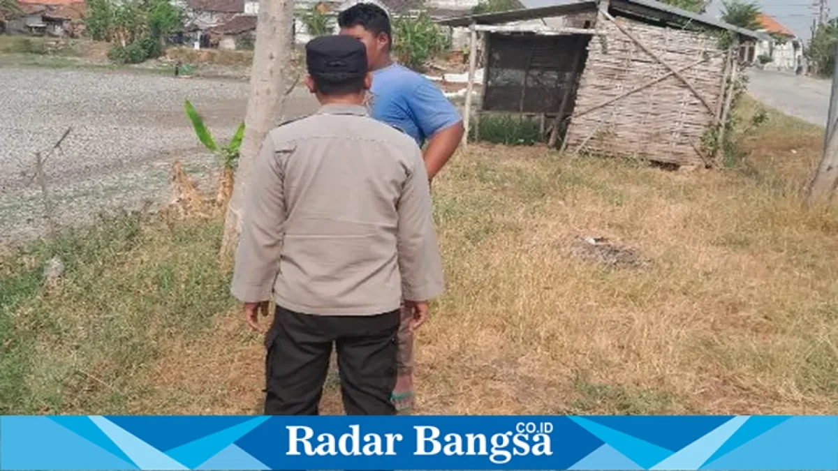 Personel Polsek Tikung saat melaksanakan patroli dan memberikan edukasi pencegahan kebakaran kepada warga di Dusun Klating, Desa Takeranklating, Rabu (30/9/2026). (Dok. Ho/RadarBangsa.co.id)