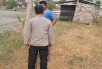 Personel Polsek Tikung saat melaksanakan patroli dan memberikan edukasi pencegahan kebakaran kepada warga di Dusun Klating, Desa Takeranklating, Rabu (30/9/2026). (Dok. Ho/RadarBangsa.co.id)