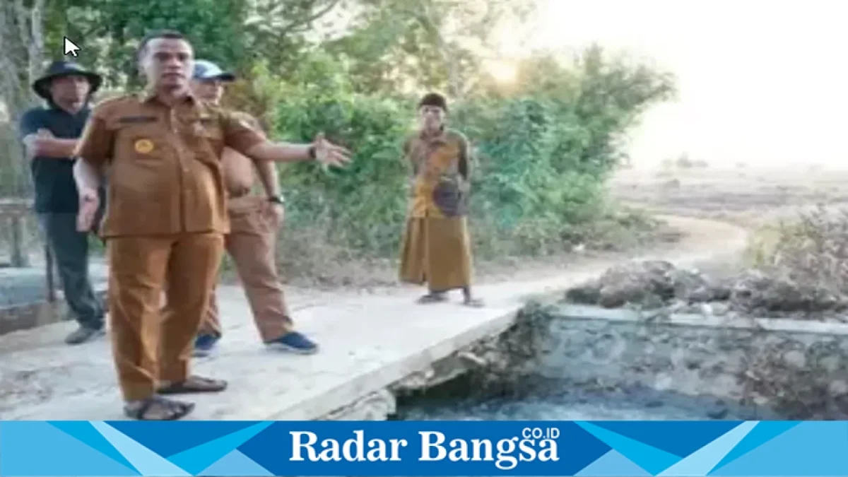 Bupati Bangkalan Lukman Hakim saat meresmikan dan memanfaatkan kembali pompa P2AT untuk mendukung kebutuhan air pertanian di Kecamatan Tragah, Senin (5/10/2026). (Dok. Ho/RadarBangsa.co.id)