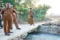 Bupati Bangkalan Lukman Hakim saat meresmikan dan memanfaatkan kembali pompa P2AT untuk mendukung kebutuhan air pertanian di Kecamatan Tragah, Senin (5/10/2026). (Dok. Ho/RadarBangsa.co.id)