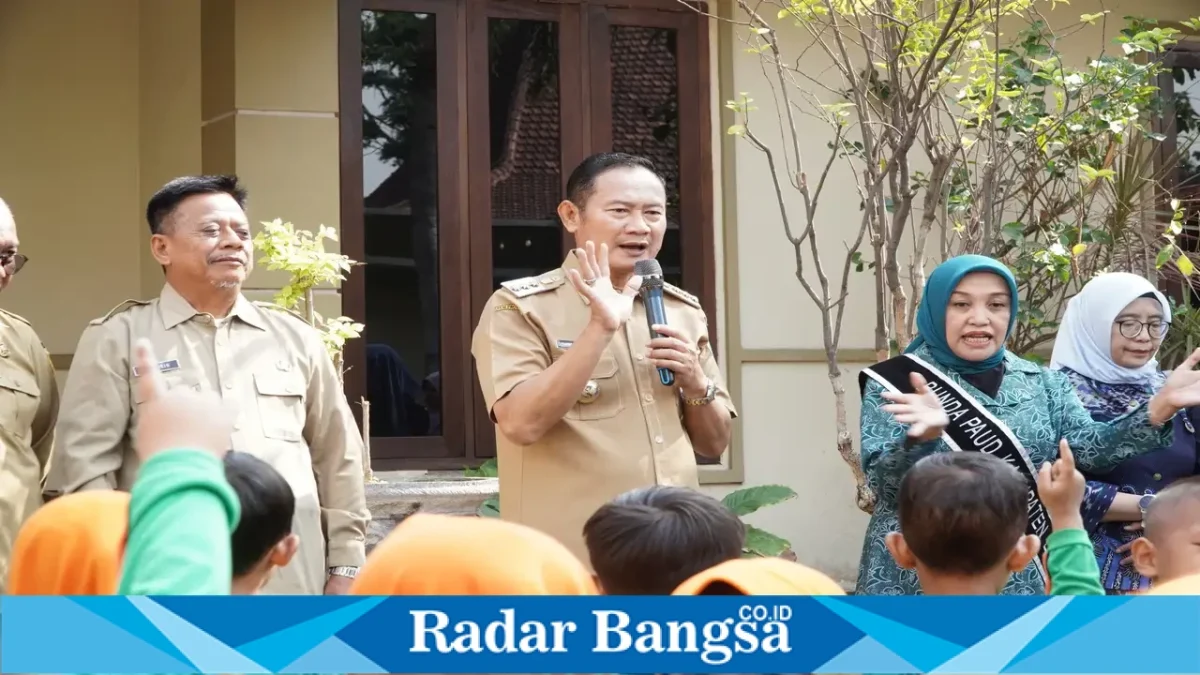 Bupati Lamongan Yuhronur Efendi menyambut siswa PAUD peserta program Lentera di Pendopo Lokatantra, Lamongan, Selasa (13/10/2026). (Dok. Ho/Pemkab Lamongan)
