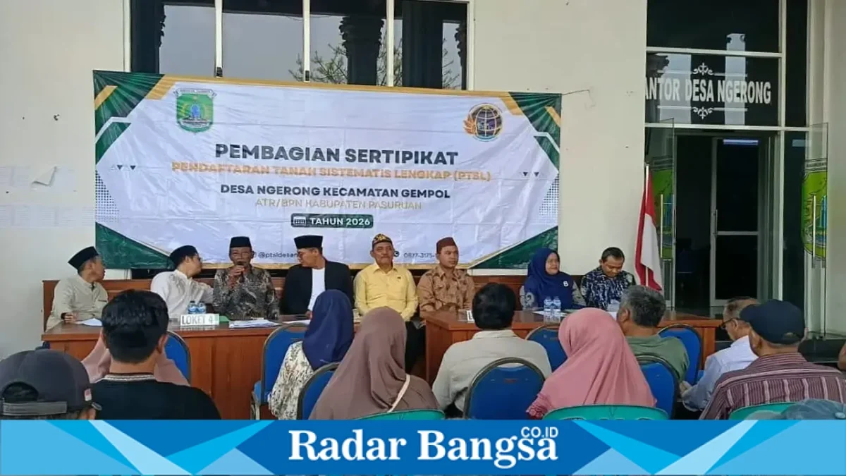 Penyerahan sertifikat tanah elektronik program PTSL kepada warga Desa Ngerong, Kecamatan Gempol, Kabupaten Pasuruan, Kamis (22/10/2026). (Dok. Zaq/RadarBangsa.co.id)