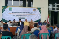 Penyerahan sertifikat tanah elektronik program PTSL kepada warga Desa Ngerong, Kecamatan Gempol, Kabupaten Pasuruan, Kamis (22/10/2026). (Dok. Zaq/RadarBangsa.co.id)