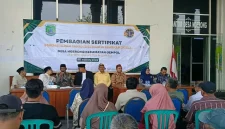 Penyerahan sertifikat tanah elektronik program PTSL kepada warga Desa Ngerong, Kecamatan Gempol, Kabupaten Pasuruan, Kamis (22/10/2026). (Dok. Zaq/RadarBangsa.co.id)
