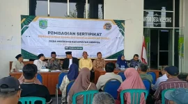 Penyerahan sertifikat tanah elektronik program PTSL kepada warga Desa Ngerong, Kecamatan Gempol, Kabupaten Pasuruan, Kamis (22/10/2026). (Dok. Zaq/RadarBangsa.co.id)