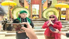 Lia Istifhama menghadiri kegiatan peresmian Purana Tembaga di Pura Kerta Bhuwana Giri Wilis, Desa Bajulan, Nganjuk, Senin (26/10/2026). (Foto Ho/RadarBangsa.co.id).