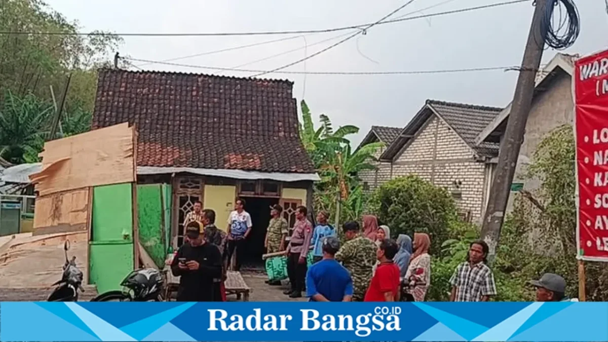 Dampak angin puting beliung yang merusak gudang penggilingan padi dan sejumlah rumah warga di Kecamatan Karanggeneng, Kabupaten Lamongan, Jumat (30/10/2026). (Dok. Humas Polres Lamongan/RadarBangsa.co.id)