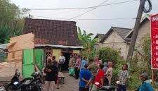 Dampak angin puting beliung yang merusak gudang penggilingan padi dan sejumlah rumah warga di Kecamatan Karanggeneng, Kabupaten Lamongan, Jumat (30/10/2026). (Dok. Humas Polres Lamongan/RadarBangsa.co.id)