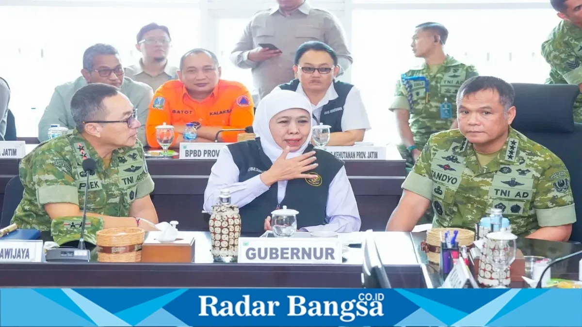 Gubernur Jawa Timur Khofifah Indar Parawansa bersama Kepala BNPB dan KSAD dalam rapat koordinasi penanganan karhutla di Kota Batu, Jumat (23/10/2026). (Foto:Humas Pemprov/RadarBangsa.co.id ).