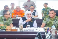 Gubernur Jawa Timur Khofifah Indar Parawansa bersama Kepala BNPB dan KSAD dalam rapat koordinasi penanganan karhutla di Kota Batu, Jumat (23/10/2026). (Foto:Humas Pemprov/RadarBangsa.co.id ).