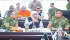 Gubernur Jawa Timur Khofifah Indar Parawansa bersama Kepala BNPB dan KSAD dalam rapat koordinasi penanganan karhutla di Kota Batu, Jumat (23/10/2026). (Foto:Humas Pemprov/RadarBangsa.co.id ).
